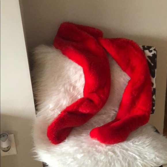 Faux fur red scarf - Picture 3 of 3